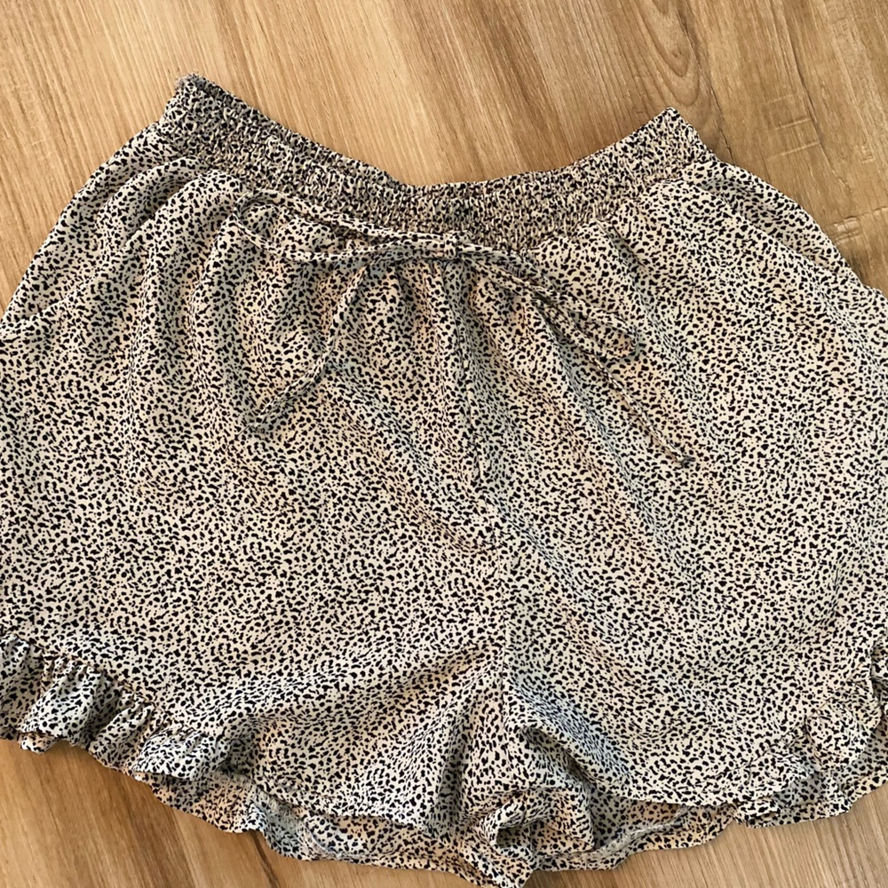 🥳🥳Pocketed Cream & Black Printed Ruffle Hem Shorts w/Black Under Slip